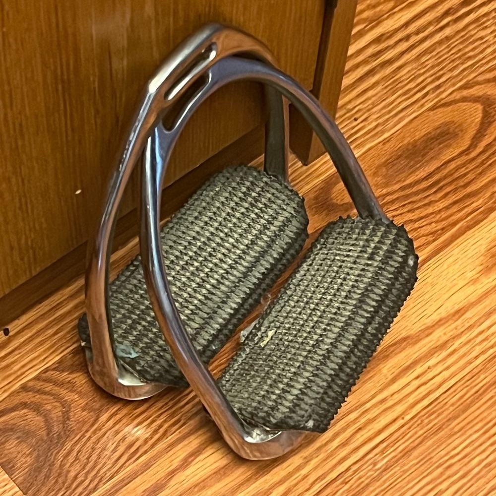 5” fillis stirrup irons with comfort wrap pads